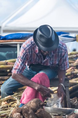     Marie-Galante Adası Guadeloupe, piyasadaki bazı şeker kamışı peeling adam ' 