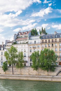     Paris, Ile saint-louis ve quai d'Orleans, tipik cepheler ve quays bahar görünümü 
