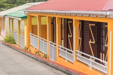     Les Saintes Adası Guadeloupe, Terre-de-Bas, küçük bir köy tipik renkli evleri 