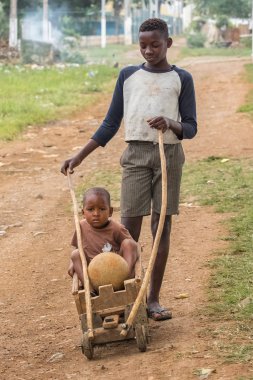 Sao Tome ve Principe, çocuk yolu ile el yapımı ahşap oyuncak