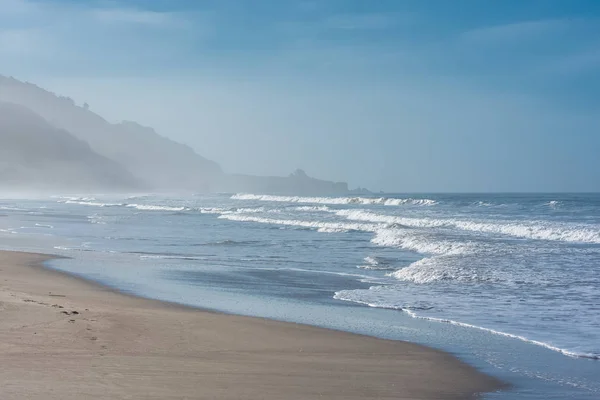 Όμορφη Παραλία Στην Καλιφόρνια Ανατολή Στις Ακτές Του Ειρηνικού — Δωρεάν Φωτογραφία