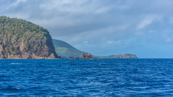 Guadeloupe Wunderschöne Meerlandschaft Der Saintes Inseln Typische Häuser Und Segelboote — kostenloses Stockfoto