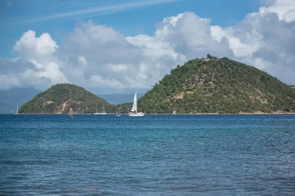 Guadelupa Panorama Insulelor Sfinților Bărci Pânze Windsurf Într Golf Frumos — Fotografie, imagine de stoc