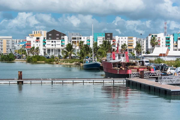     Guadeloupe, Pointe Pitre şehir, deniz, binalar ve tekne Liman Panoraması 