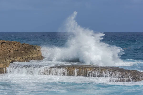 Fırtına Dalgaları Kayalık Sahil Güçlü Sıçramalarına Guadeloupe Rüzgarlı Deniz Çökmesini — Stok fotoğraf