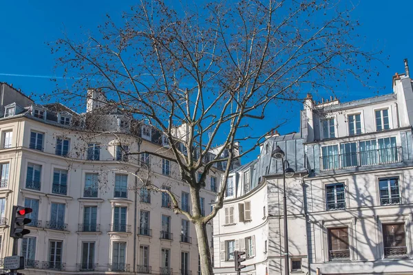 パリの中心部 典型的なパリ風の外観の建物が美しい — ストック写真