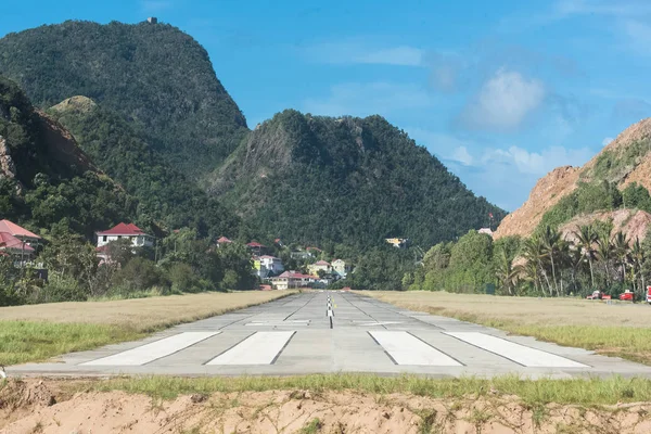     Saintes Adası Guadeloupe, doğada, sahilde küçük havaalanının içinde 