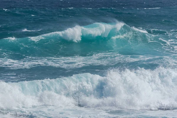 Stürmische Wellen Und Mächtige Wasserspritzer Ozeanwasser — Stockfoto