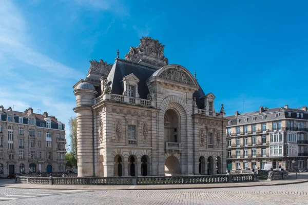 Çan kulesine belediye binasının görünümünden Lille, Porte de Paris