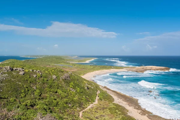 Blue Sea Beach Fale Zielonej Łąki Wzgórza — Darmowe zdjęcie stockowe