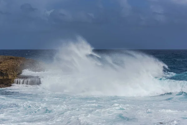 Ondas Tempestuosas Costa Rochosa Salpicos Água Poderosos — Fotografia de Stock