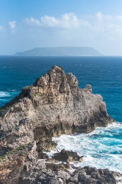 Wellen Felsigen Küsten Mächtiges Wasser Plätschert Klippen Guadeloipe — Stockfoto