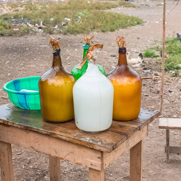 サントメ プリンシペの村で販売されているボトルのヤシ酒 — ストック写真