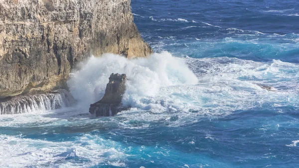 Fırtına Dalgaları Kayalık Sahil Ile Uçurumlar Güçlü Sıçramalarına Guadeloupe — Stok fotoğraf