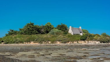 Morbihan Körfezi, Brittany, thatched Yazlık deniz kenarı, panorama düşük tide Beach, güneşli bir gün 