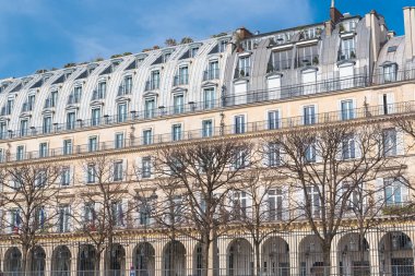     Paris, Merkezi, tipik Paris cephe bina güzel rue de Rivoli 