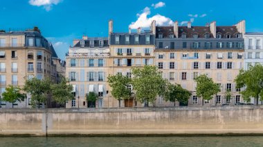     Paris, Ile saint-louis ve quai d'Orleans, tipik cepheler ve yaz aylarında quays görünümünü 