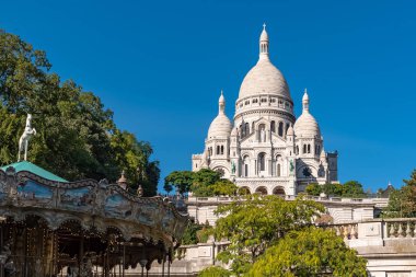     Montmartre, Paris, basilica Sacré-Coeur, mavi gökyüzünde turistik anıt 
