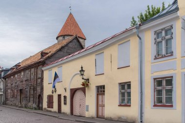     Tallinn, Estonya, renkli Ortaçağ kenti, tipik binalar evler 