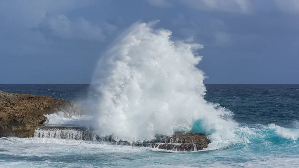 Stürmische Wellen Felsiger Küste Wasser Plätschert — Stockfoto