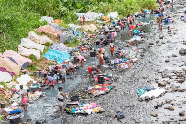     Sao Tome, nehirde çamaşır yıkama kadınlar 