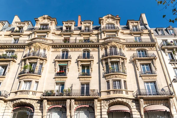 マレ地区 典型的なパリ風の外観の建物が美しい — ストック写真