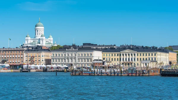 赫尔辛基在芬兰 镇的全景从海 以大教堂为背景 — 图库照片