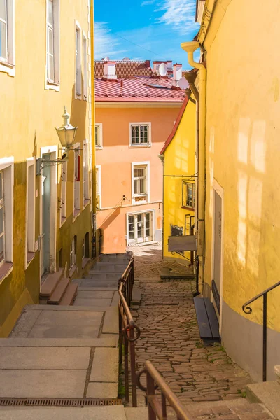 Tallin Estonia Hermosa Calle Con Escalera Antigua Casas Antiguas Ciudad —  Fotos de Stock