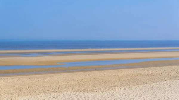 Kust Van Het Zandstrand Blauwe Zeewater Lucht — Gratis stockfoto