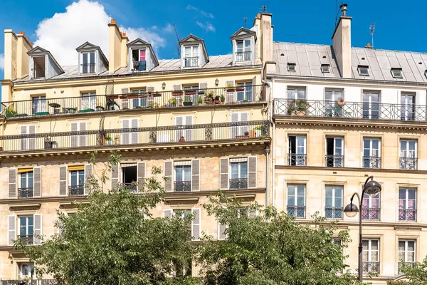 Париж Фасад Элегантного Старого Многоквартирного Дома — стоковое фото