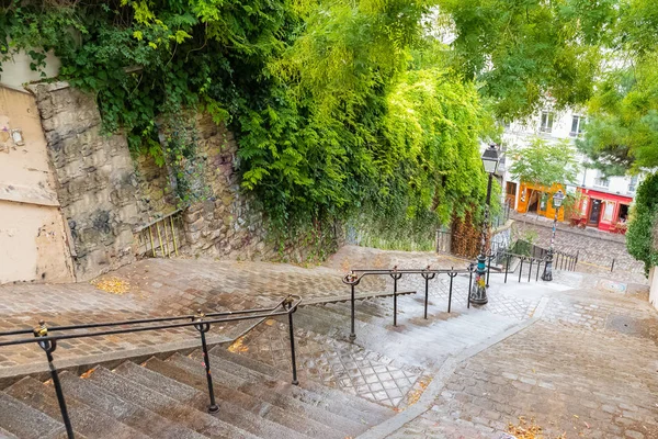 Tipico Vicolo Montmartre Romantiche Scalinate Parigi Dopo Pioggia — Foto Stock