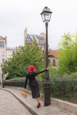     Montmartre, Montmartre içinde yürüyüş retro kıyafetleri ile güzel kız 