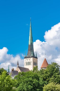     Tallinn Estonya, Aziz Nicolas Kilisesi, renkli ve tipik kuleleri ile Ortaçağ şehir panoraması 