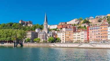 Vieux Lyon, Saint-Georges Kilisesi quay, şehir merkezinde renkli evler üzerinde panorama
