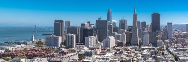     San Francisco, downtown finans bölgesi Panoraması ve Oakland Körfezi Köprüsü arka planda 
