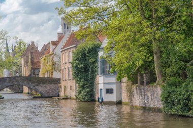     Bruges Belçika, kanaldaki güzel tipik evler 