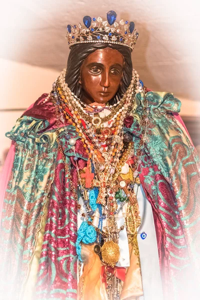      Sara la noire, kilisedeki siyah bakire heykeli, Camargue 'deki Saintes-Marie-de-la-Mer. 