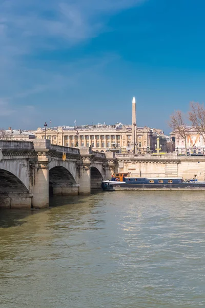 Parigi Ponte Concorde Obelisco Sullo Sfondo Case Galleggianti Sulla Senna — Foto Stock