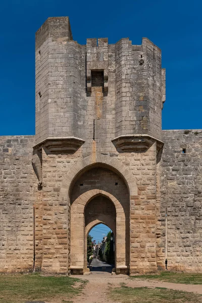     Aigues-Mortes Fransa ' nın güneyindeki şehir duvarlarının arka planda tipik evleriyle 