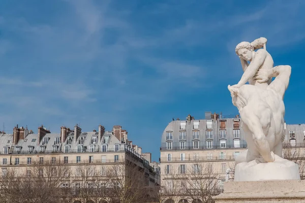 Paris, rue de Rivoli, Tuileries Bahçesi görünümünden, heykel parkı içinde 