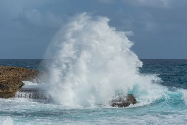 Sturmwellen Felsiger Küste Mächtiges Wasser Spritzt — Stockfoto