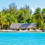 Onderdak, werpen op een motu, eiland in Bora Bora, Polynesië