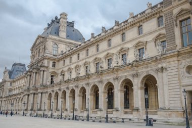     Paris, Louvre cephesi ile sokak 