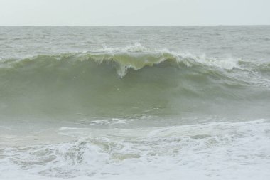 kirli fırtınalı dalgalar, güçlü su 
