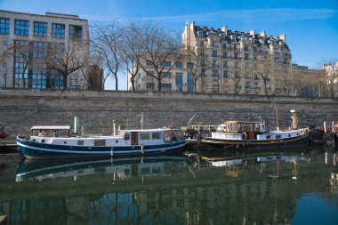     Paris, Bastille, liman, Seine üzerinde yüzen