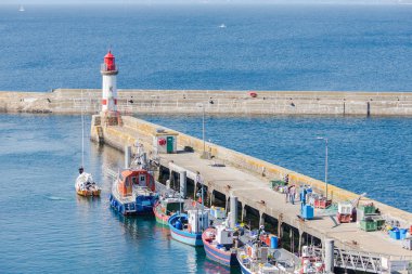      Brittany, Ile de Groix, liman liman-Tudy, kırmızı deniz feneri ve tekneler 