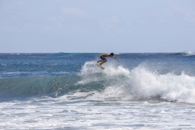 Dalga siyah kum, Tahiti, Fransız Polinezyası ile bir plajda 