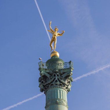     heykel, dahi, mavi gökyüzünde uçak parçaları ile de la Bastille, Paris, yer 