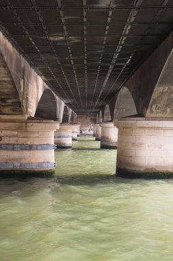     Paris, köprü altında Iena Köprüsü 