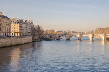    Paris, Seine, le de la CIT, pont Neuf arka planda eski evler görünümünü 